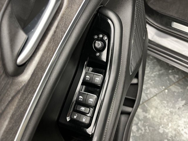 Used 2023 Jeep Grand Cherokee Overland AWD/4WD image 9