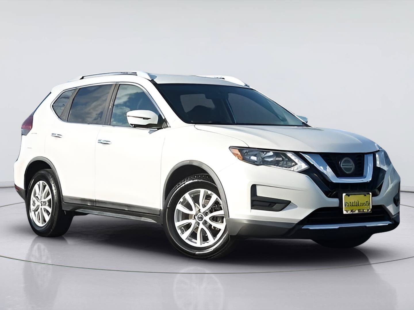 Used 2018 Nissan Rogue SV w/ Premium Package FWD image 2