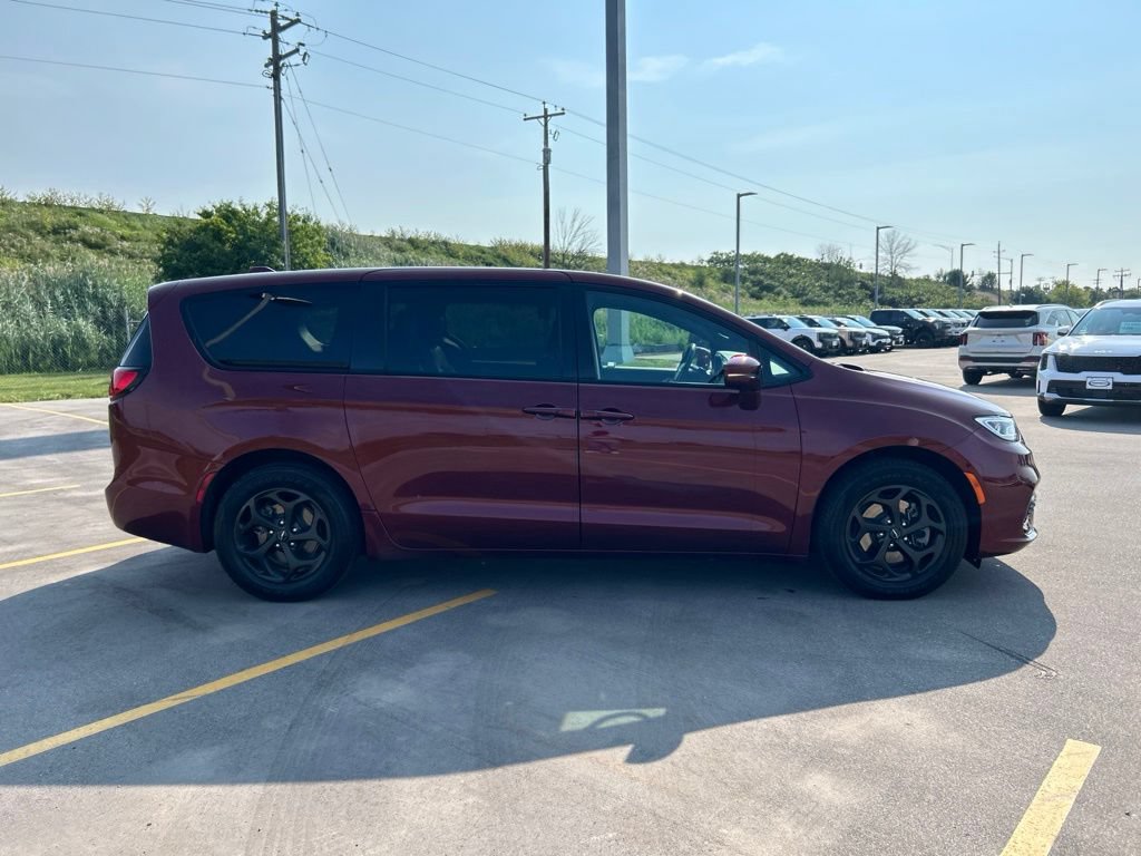 Used 2022 Chrysler Pacifica Touring-L w/ S Appearance Package FWD image 6