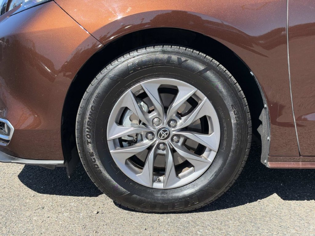 Used 2022 Toyota Sienna XLE w/ XLE Plus Package FWD image 28
