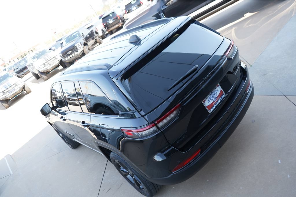 Used 2022 Jeep Grand Cherokee Altitude AWD/4WD image 13