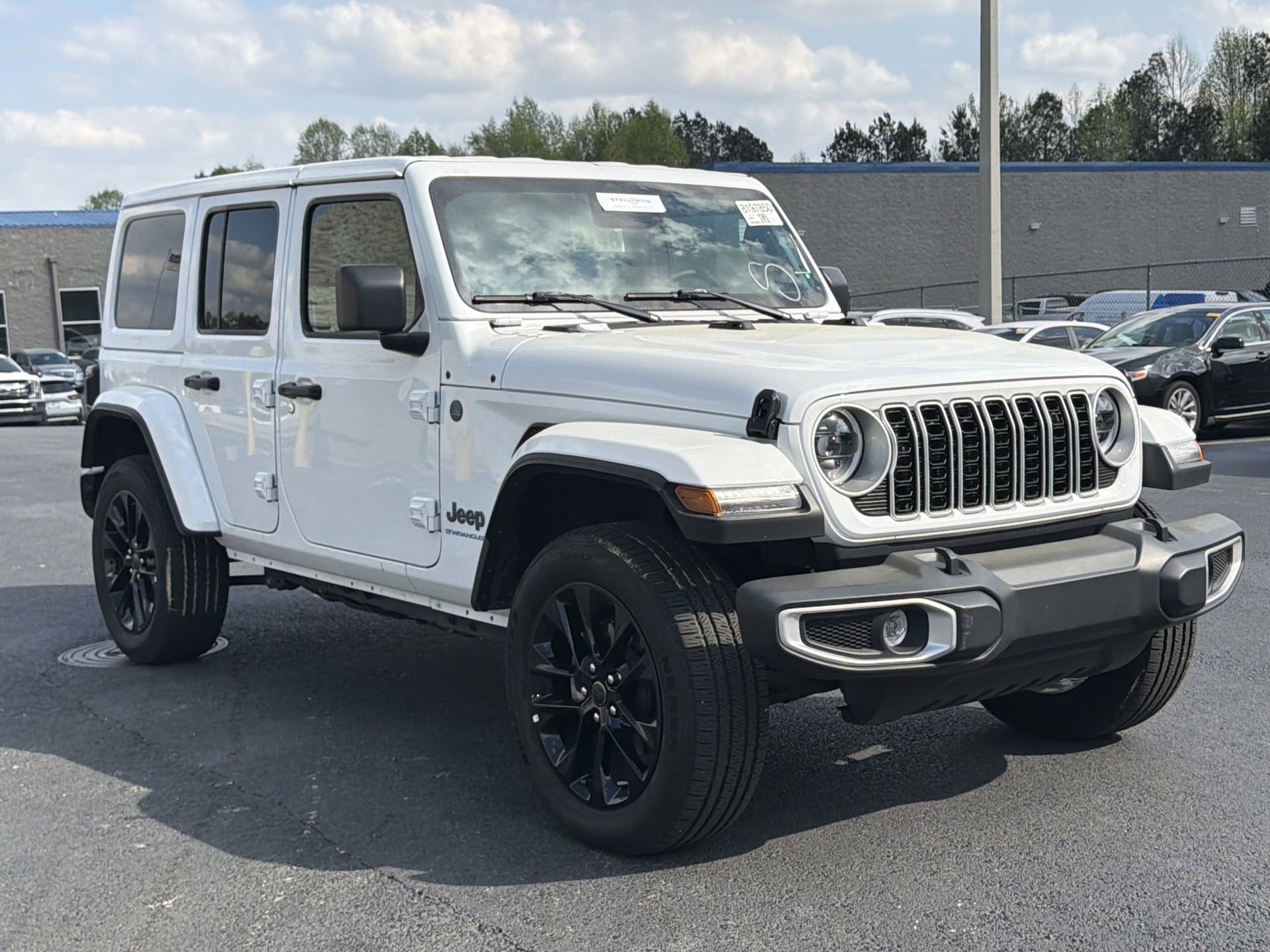 Used 2025 Jeep Wrangler Unlimited Sahara w/ Safety Group image 9