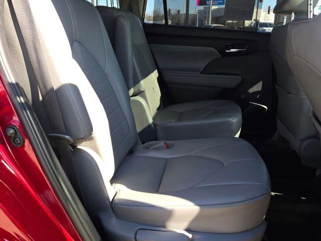 Used 2021 Toyota Highlander XLE image 12