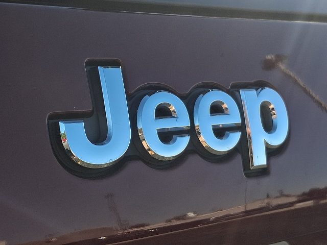 Used 2019 Jeep Cherokee Latitude Plus w/ Cold Weather Group AWD/4WD image 32