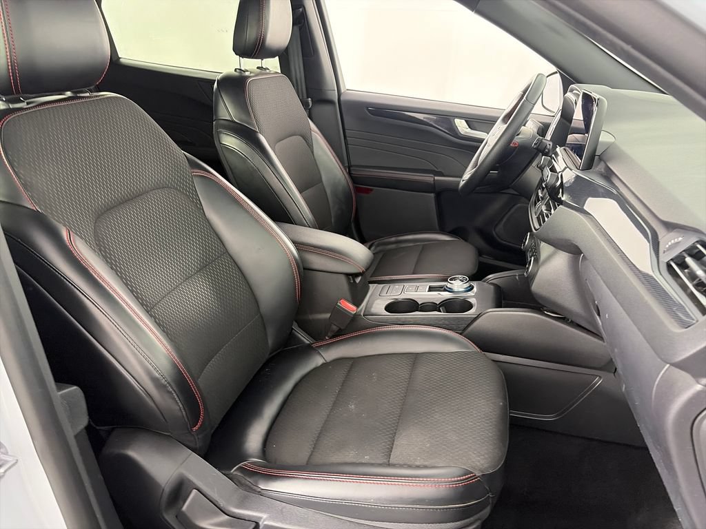 Certified 2025 Ford Escape ST-Line Select AWD/4WD image 31