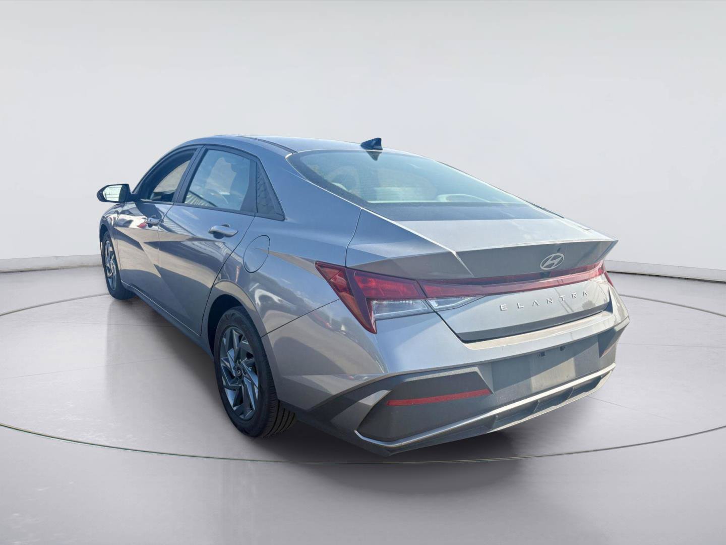 Used 2024 Hyundai Elantra SEL FWD image 3