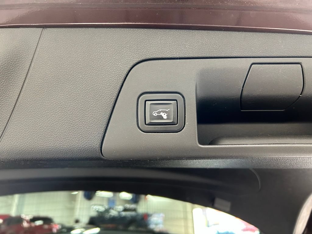 Used 2021 Buick Envision Avenir AWD/4WD image 32