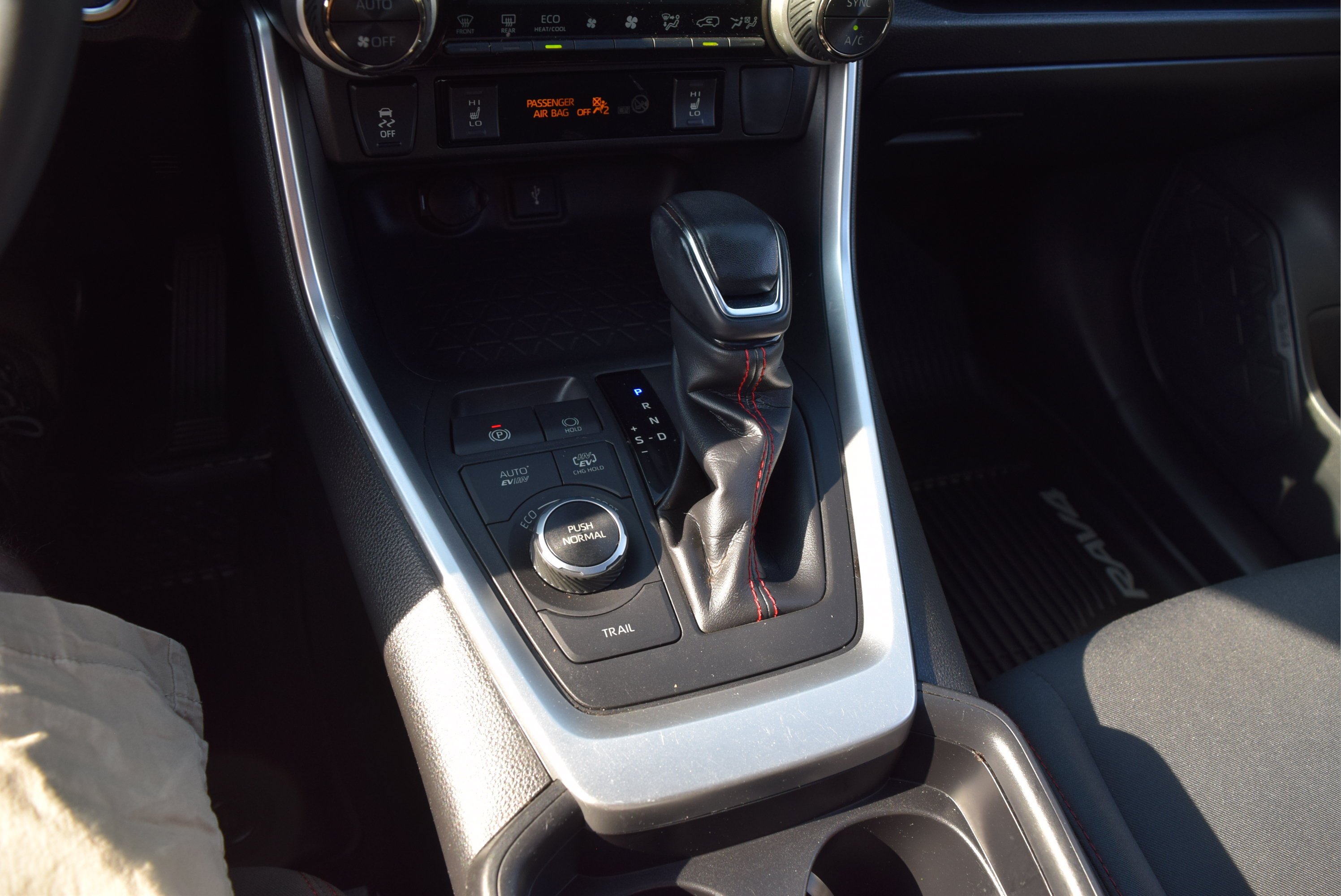 Used 2021 Toyota RAV4 SE w/ Weather & Moonroof Package AWD/4WD image 18