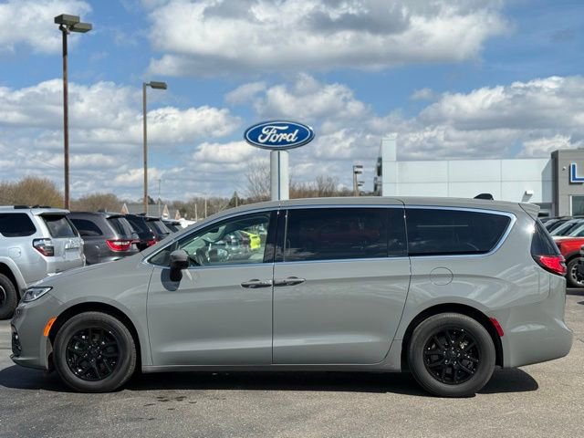 Used 2023 Chrysler Pacifica Touring-L image 4