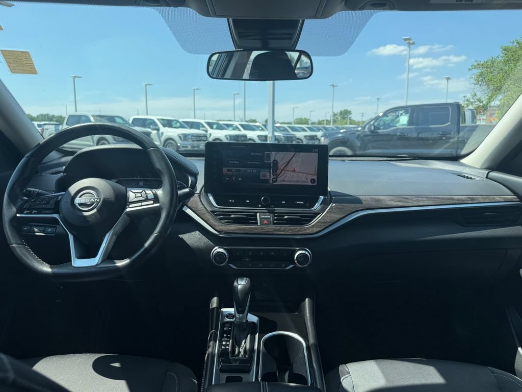 Used 2024 Nissan Altima 2.5 SV w/ SV Premium Package FWD image 17