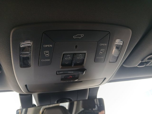 Used 2024 Toyota Sienna Platinum FWD image 23