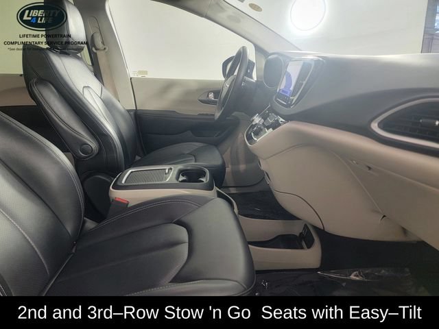 Used 2024 Chrysler Pacifica Touring-L FWD image 18