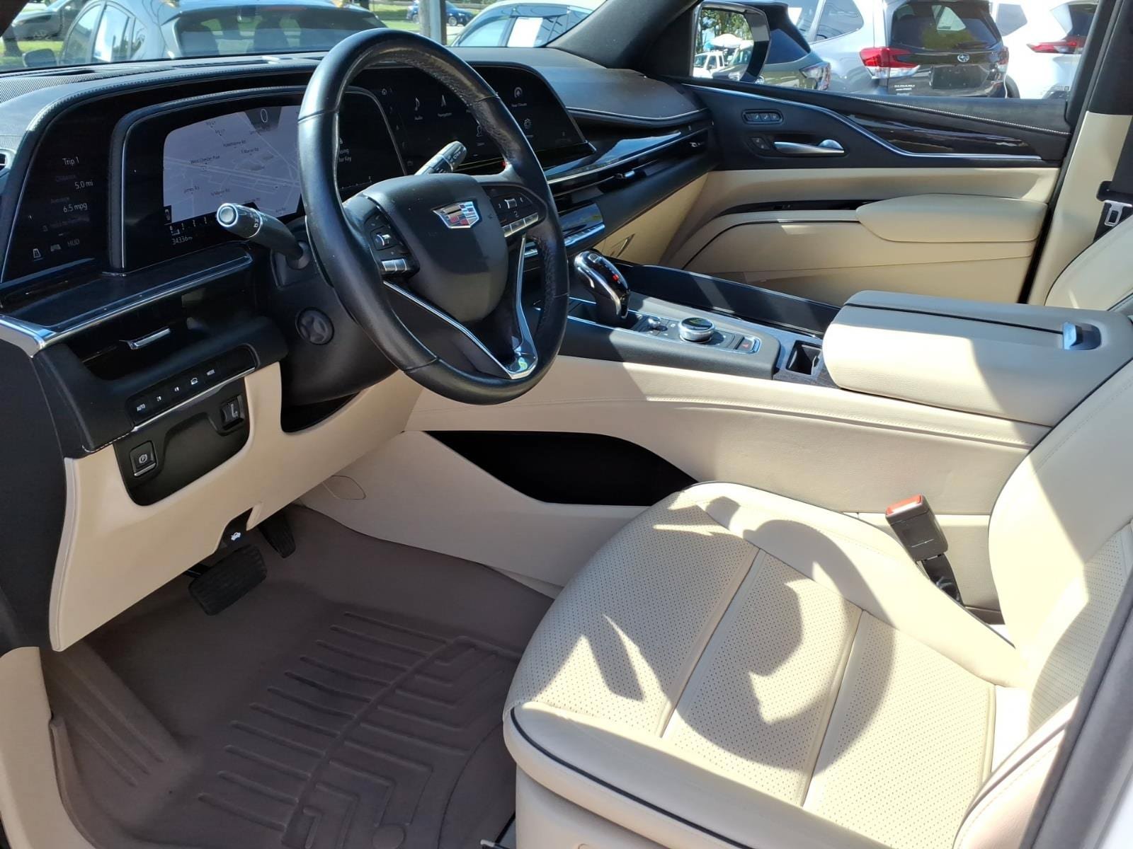 Used 2023 Cadillac Escalade Premium Luxury AWD/4WD image 11