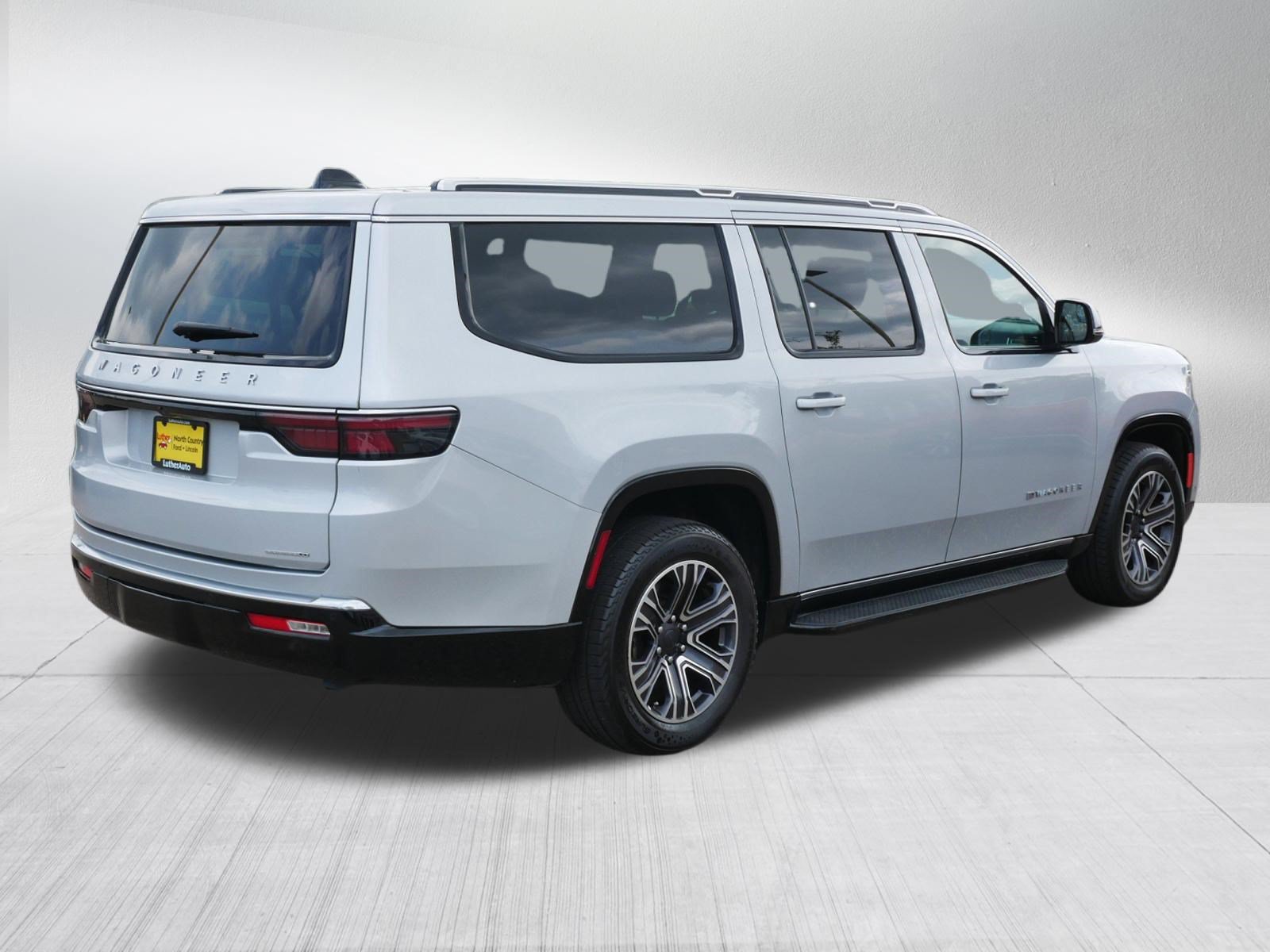 Used 2024 Jeep Wagoneer L Series II AWD/4WD image 7