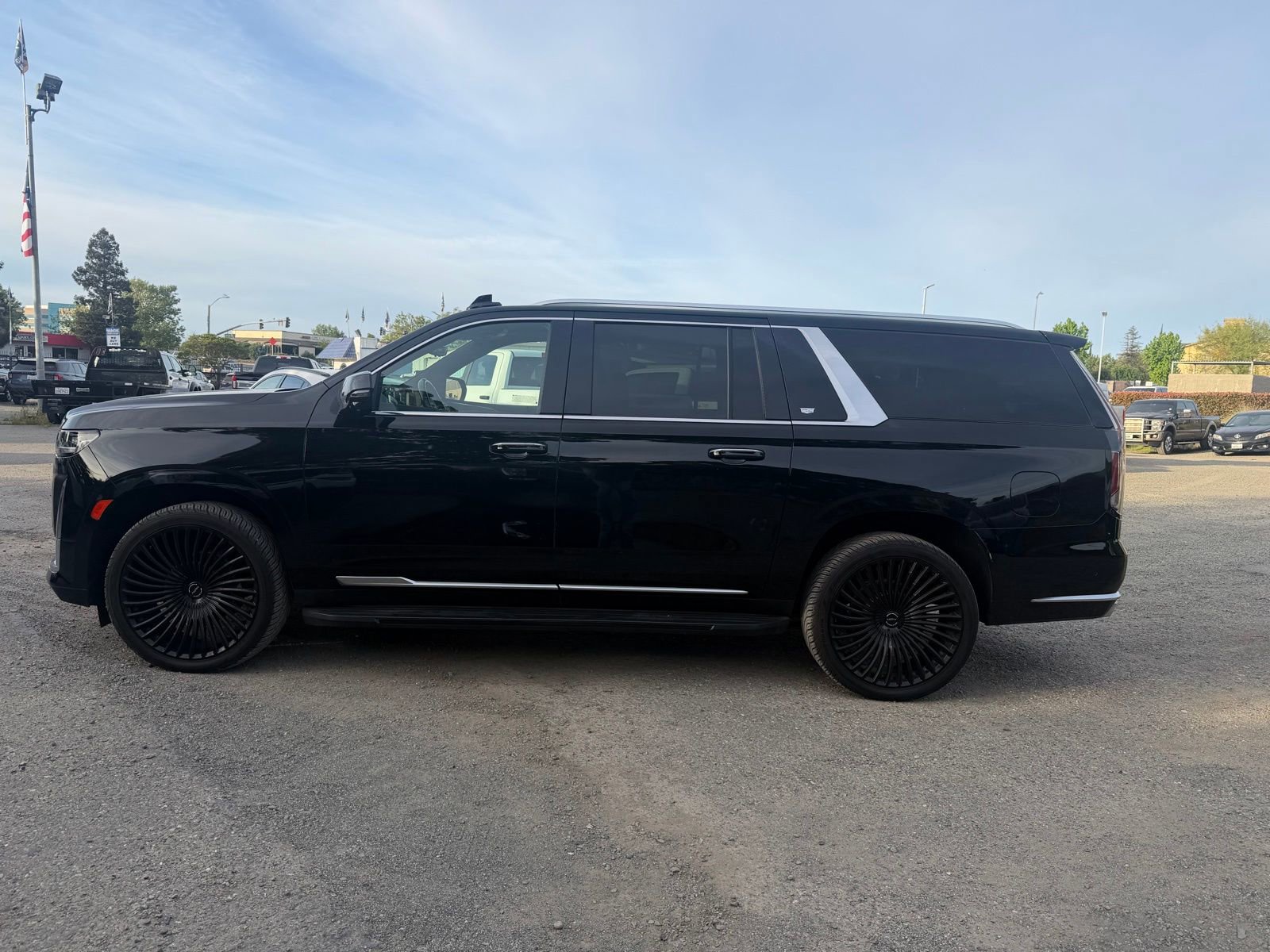 Used 2023 Cadillac Escalade ESV Premium Luxury image 2