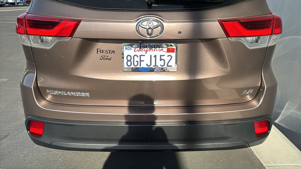Used 2018 Toyota Highlander Plus w/ Carpet Mat Package (TMS) FWD image 7