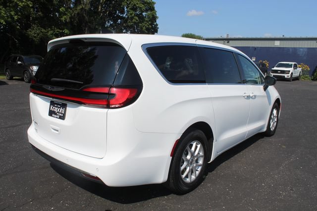 Used 2024 Chrysler Pacifica Touring-L FWD image 13