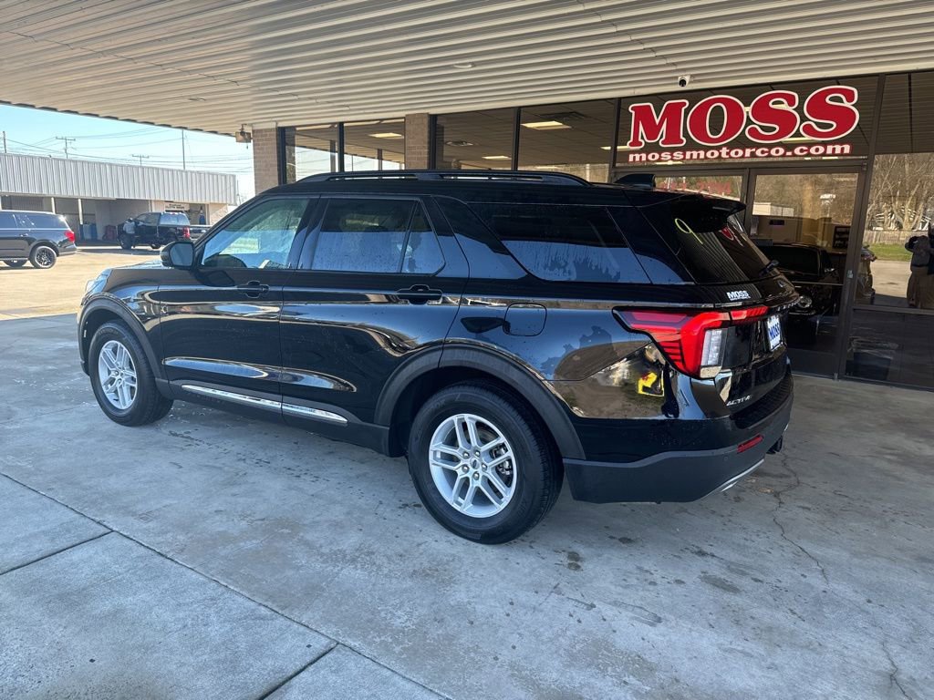 Certified 2025 Ford Explorer Active w/ Active Comfort Package image 3