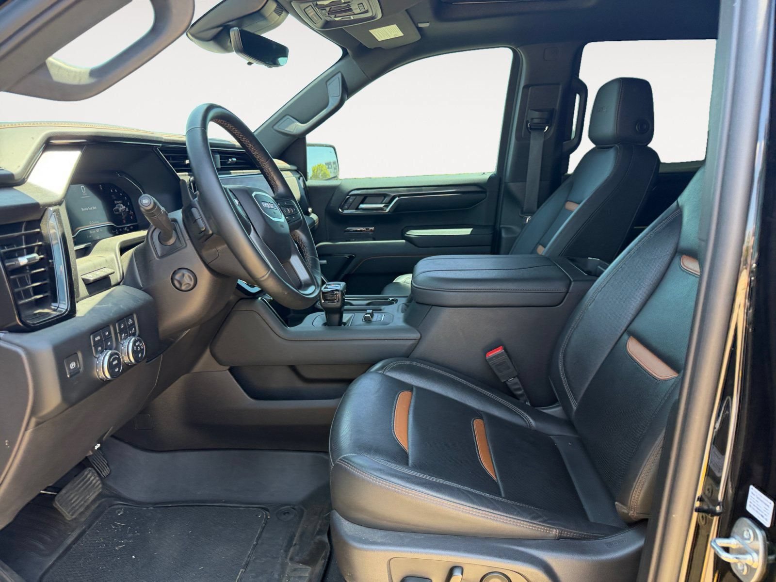 Used 2024 GMC Sierra 1500 AT4 w/ Technology Package AWD/4WD image 9
