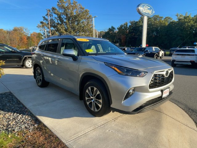 Used 2024 Toyota Highlander XLE AWD/4WD image 1