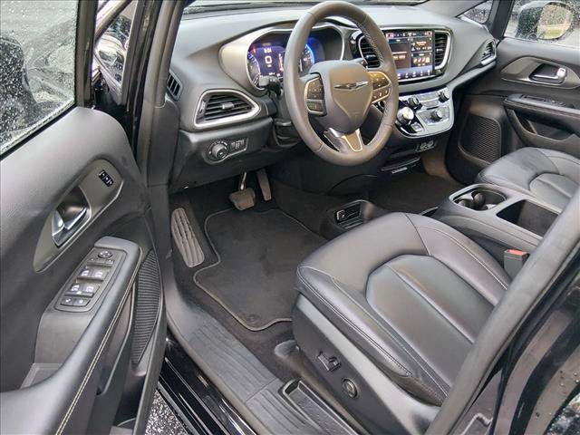 Used 2025 Chrysler Pacifica Select FWD image 10