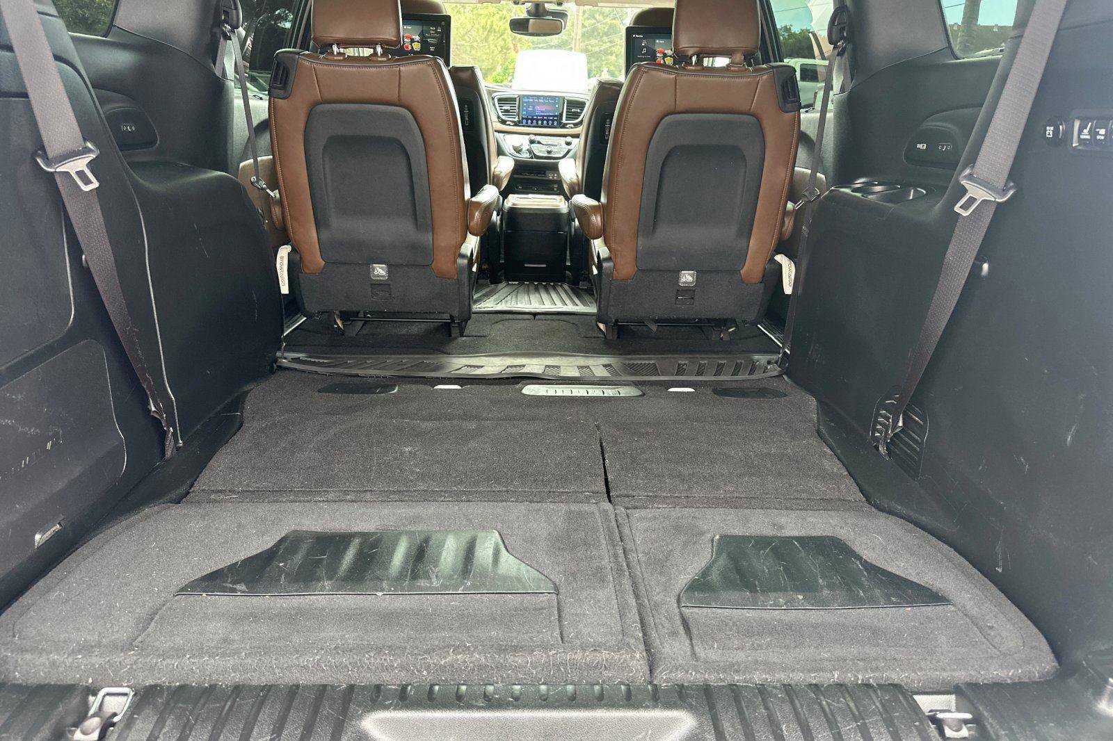 Used 2017 Chrysler Pacifica Limited image 21