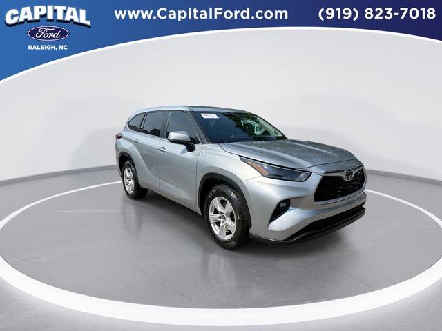 Used 2023 Toyota Highlander LE FWD image 2