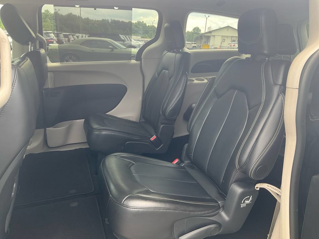 Used 2024 Chrysler Pacifica Touring-L FWD image 14