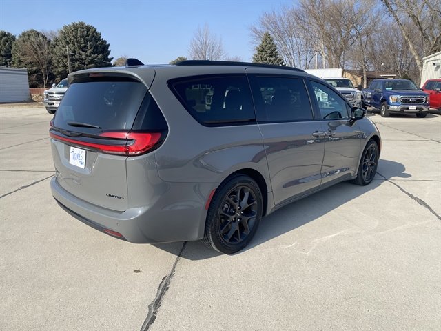 Used 2025 Chrysler Pacifica Limited image 5