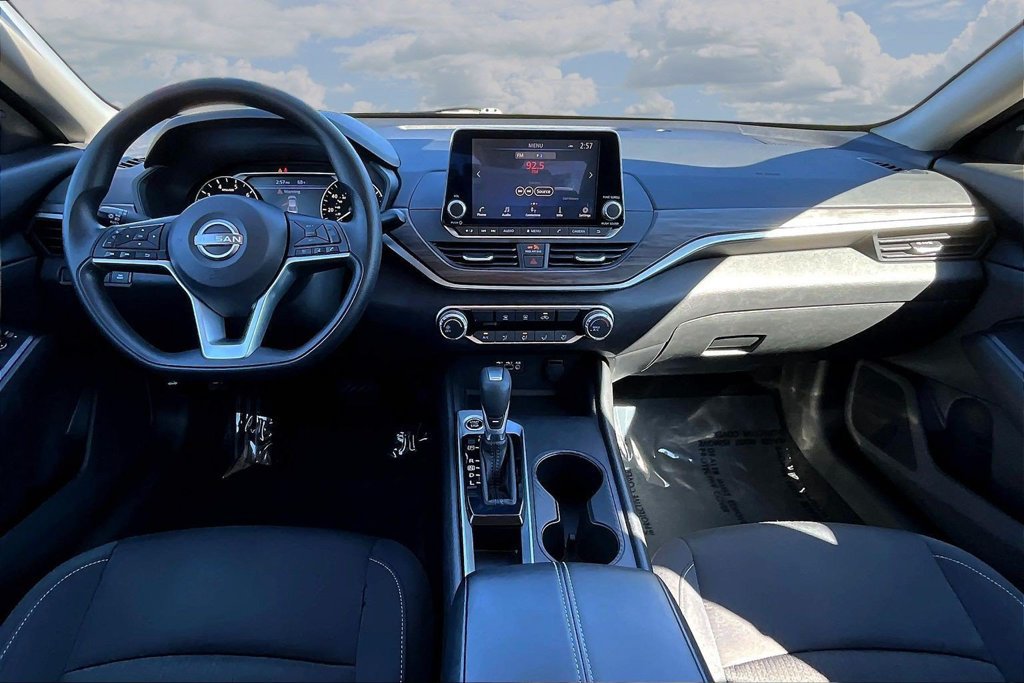 Used 2025 Nissan Altima 2.5 SV FWD image 9
