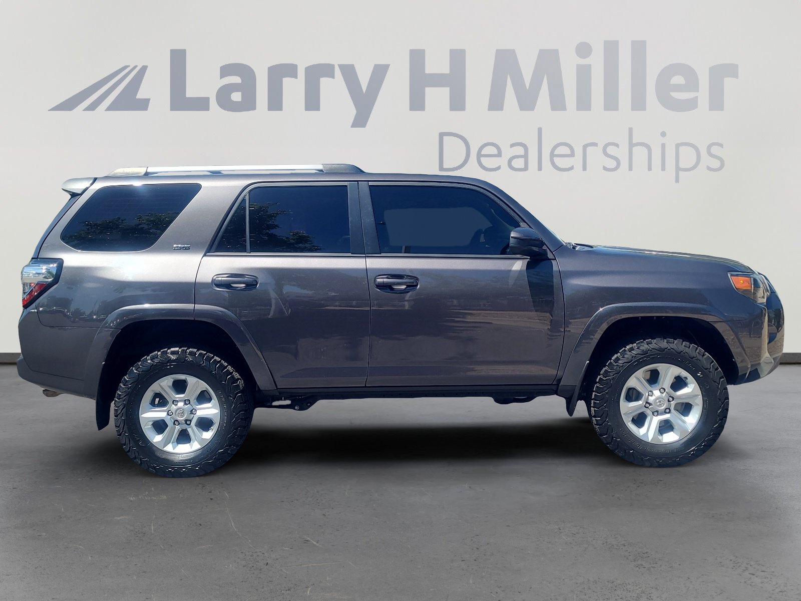 Used 2020 Toyota 4Runner SR5 AWD/4WD image 6