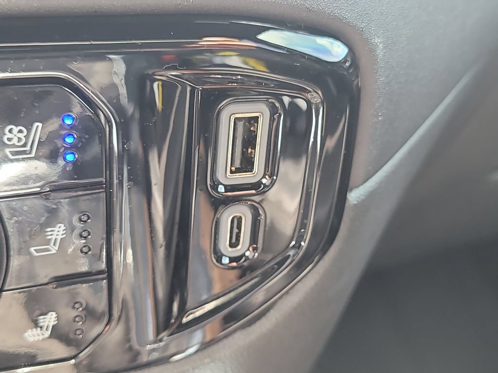 Used 2025 Chevrolet Silverado 1500 High Country w/ High Country Premium Package AWD/4WD image 25