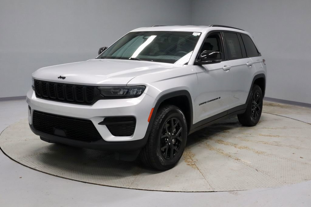 Used 2024 Jeep Grand Cherokee Altitude AWD/4WD image 8