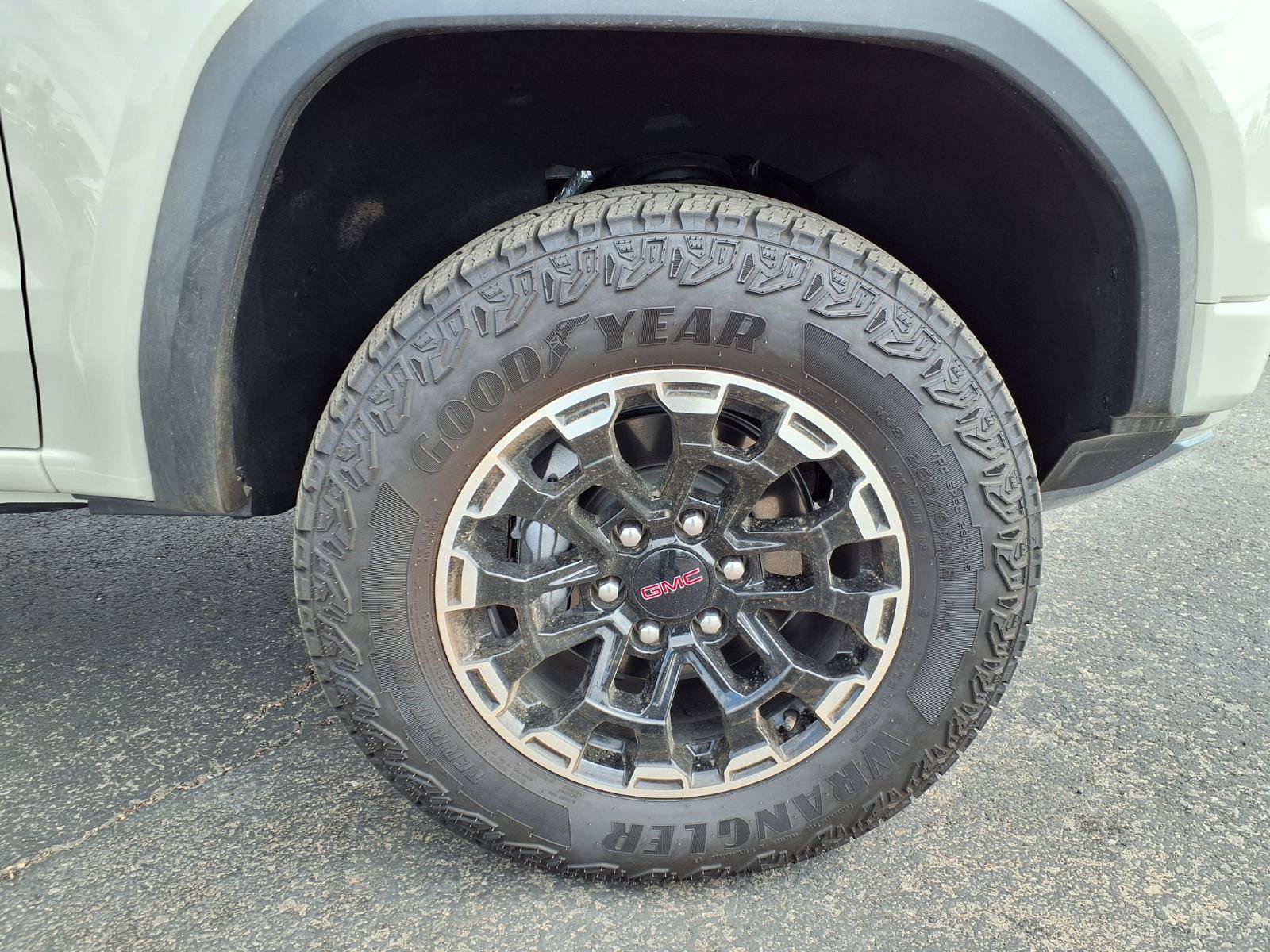 Used 2026 GMC Canyon AT4 w/ Technology Plus Package AWD/4WD image 9