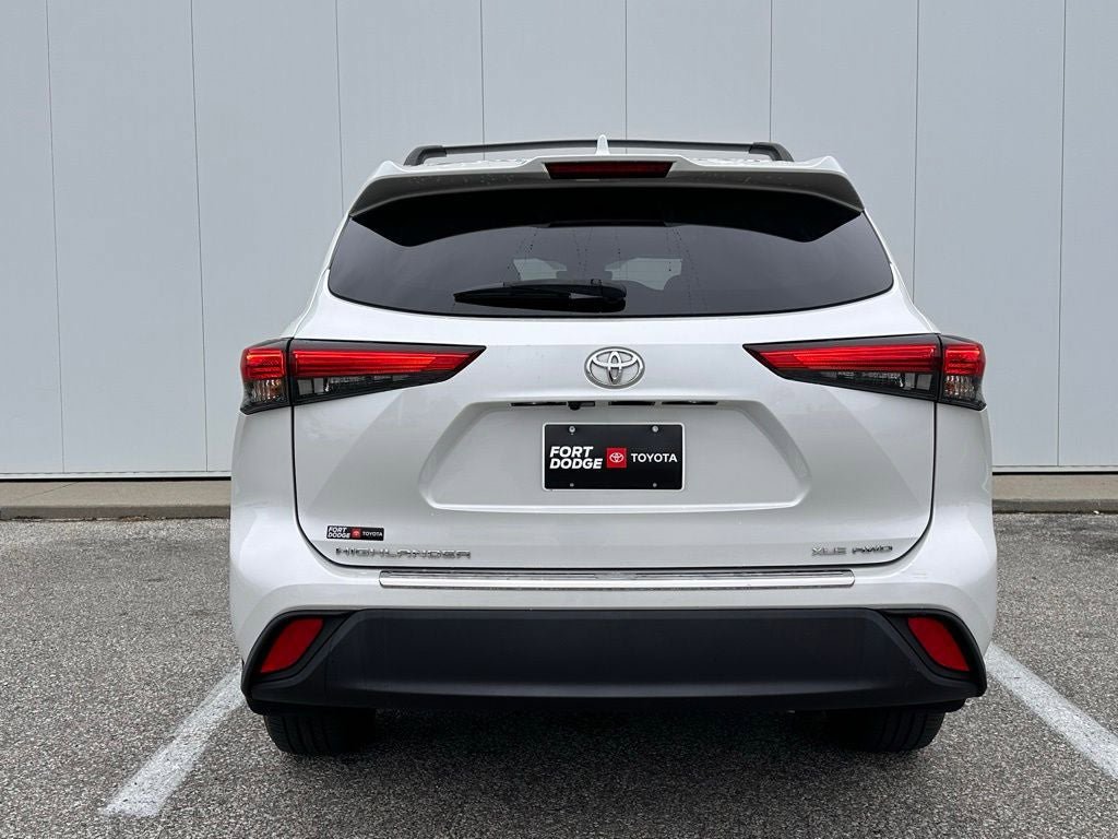 Used 2022 Toyota Highlander XLE AWD/4WD image 5