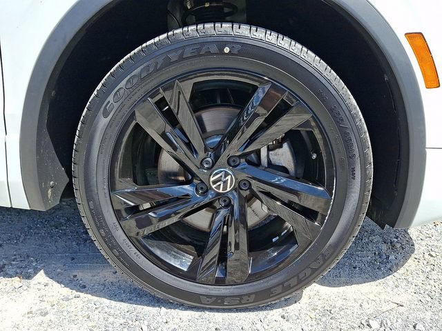Used 2023 Volkswagen Tiguan SE R-Line AWD/4WD image 9
