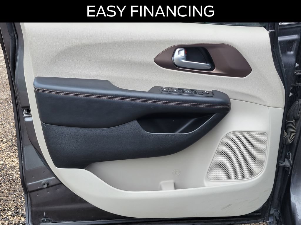 Used 2017 Chrysler Pacifica Touring-L FWD image 19