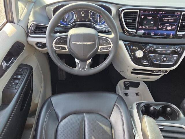 Used 2023 Chrysler Pacifica Touring-L FWD image 7