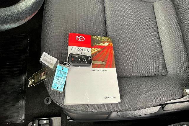 Used 2025 Toyota Corolla LE FWD image 35
