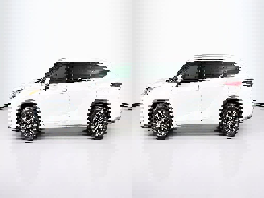 Used 2020 Toyota Highlander XLE image 2