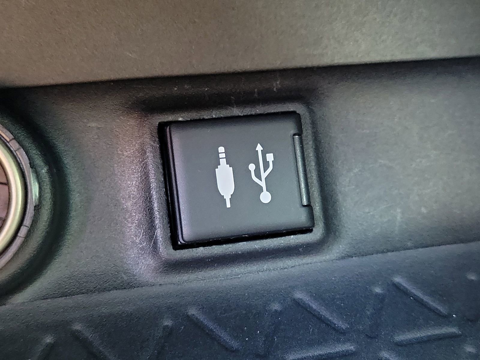Used 2019 Toyota RAV4 XLE Premium FWD image 27