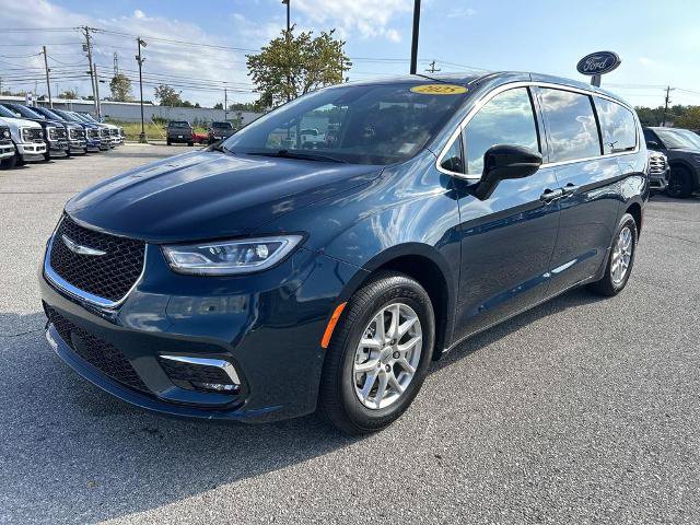Used 2025 Chrysler Pacifica Select FWD image 8