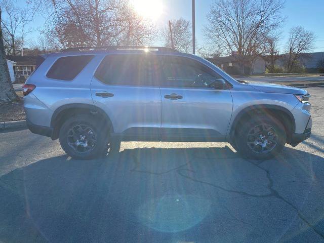 Used 2025 Honda Pilot TrailSport image 6