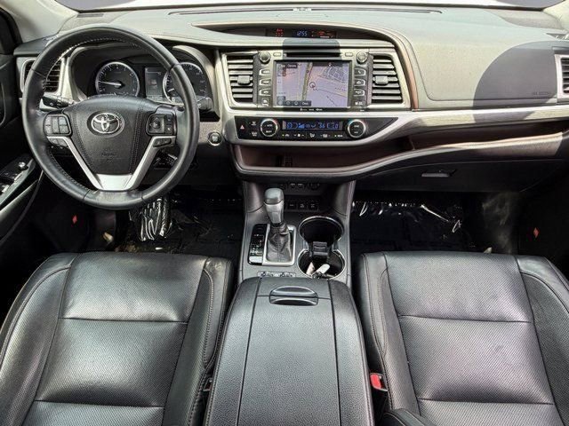 Used 2019 Toyota Highlander Limited Platinum AWD/4WD image 3