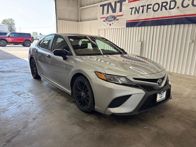 Used 2020 Toyota Camry SE w/ 4 Season Floor Mat Package AWD/4WD image 2