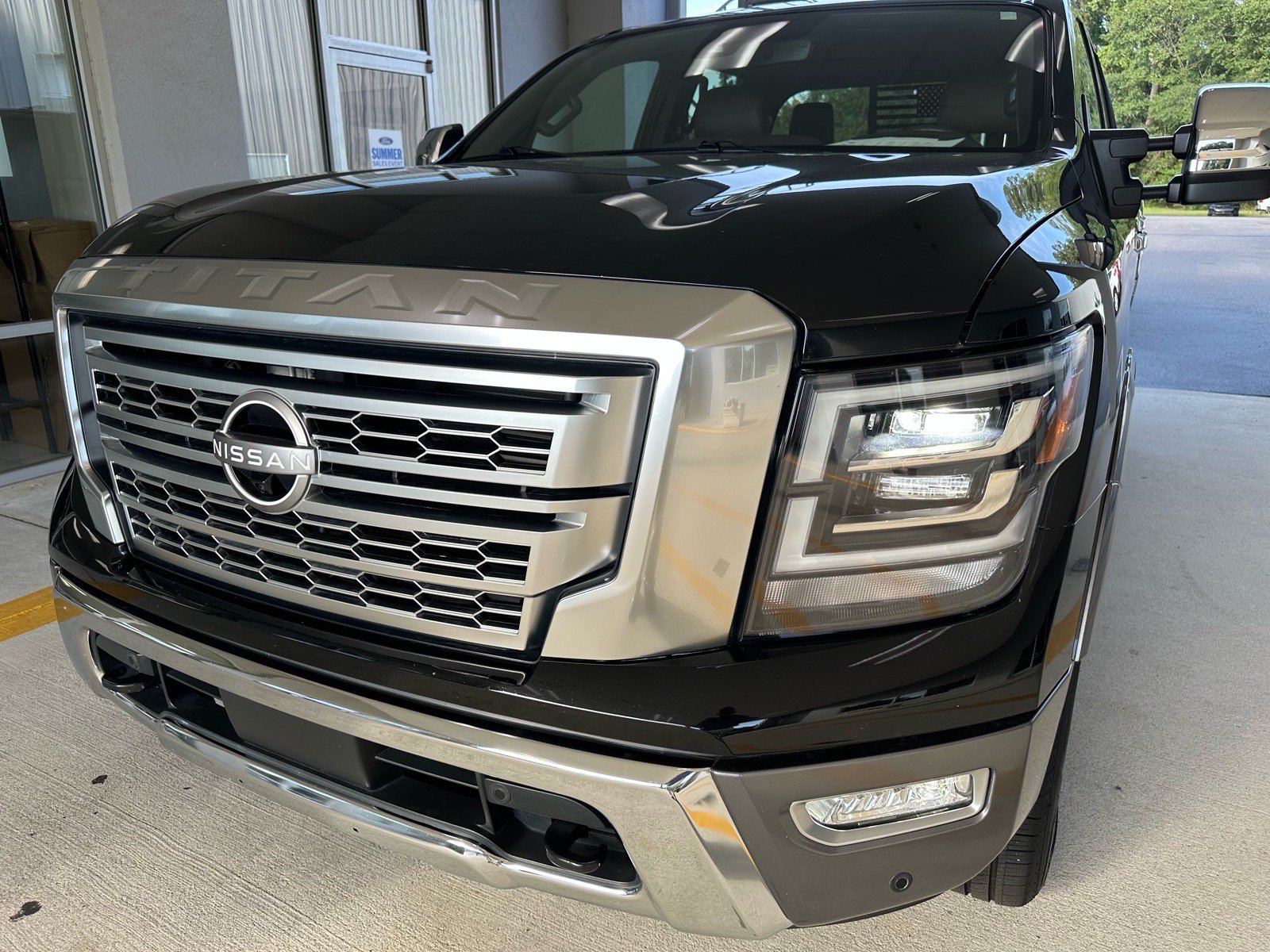 Used 2023 Nissan Titan Platinum Reserve w/ Moonroof Package AWD/4WD image 2