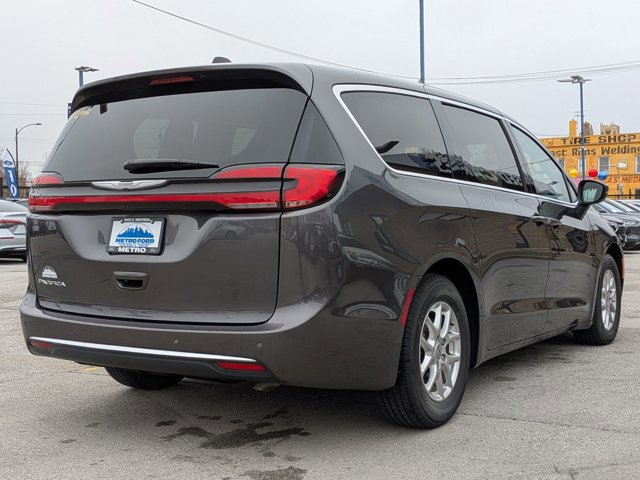 Used 2023 Chrysler Pacifica Touring-L FWD image 4