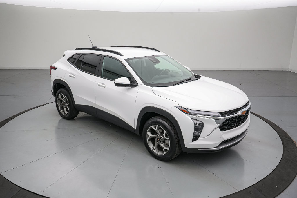 Used 2025 Chevrolet Trax LT w/ LT Convenience Package FWD image 2