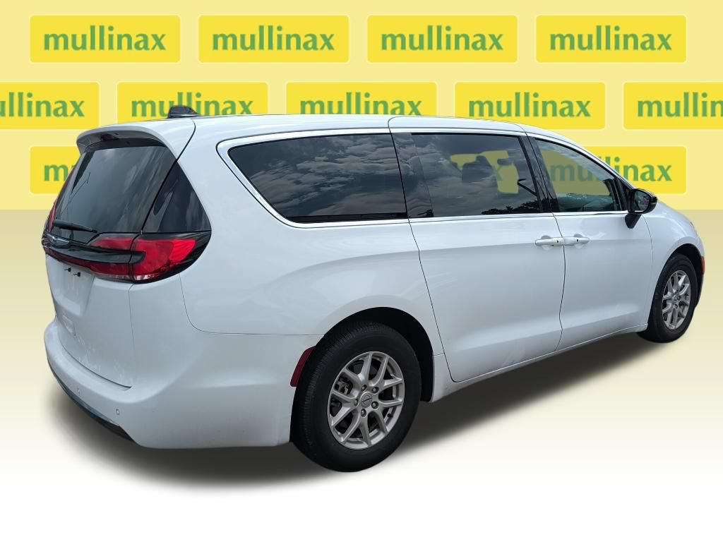 Used 2024 Chrysler Pacifica Touring-L FWD image 6