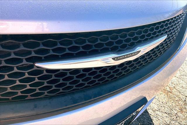 Used 2022 Chrysler Voyager LX image 31